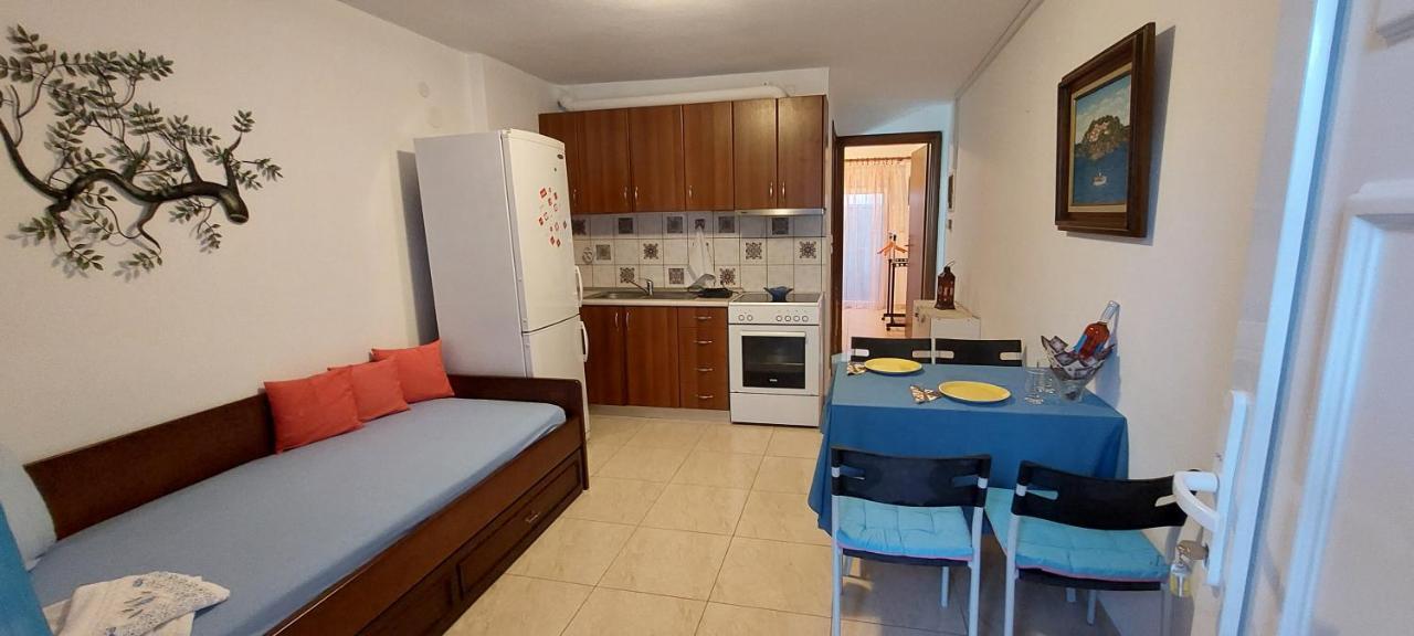 Anna Apartments Néa Péramos Eksteriør bilde
